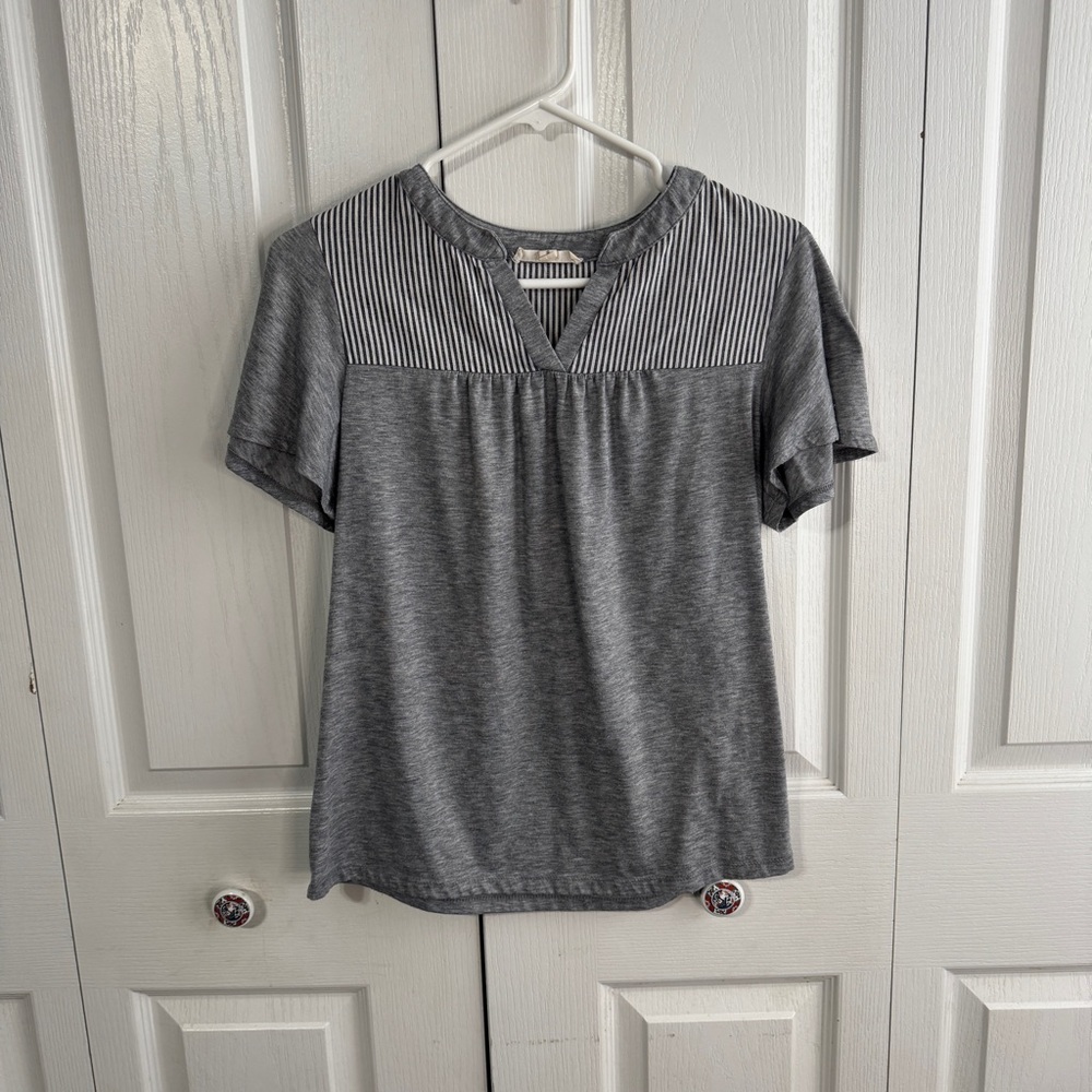 Parallel Skies gray white v neck blouse size small